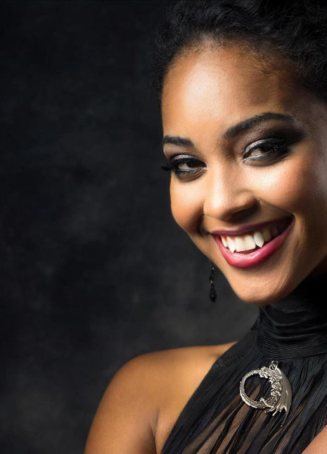 Sarah is wearing the Ourobouros  Pendant . She is wearing Lilith Laterals 3D Fangs by Sabretooth Fangs.